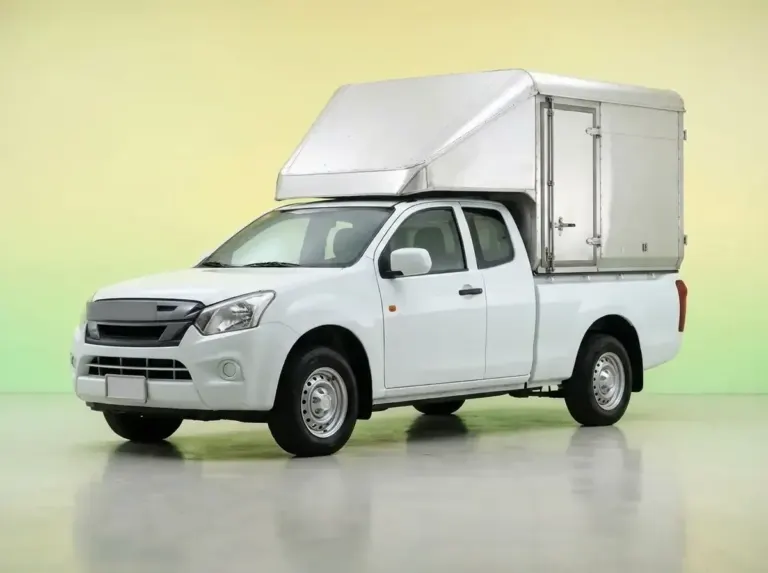 いすゞ D-MAX スペースキャブ(箱型荷台付き)または同等車