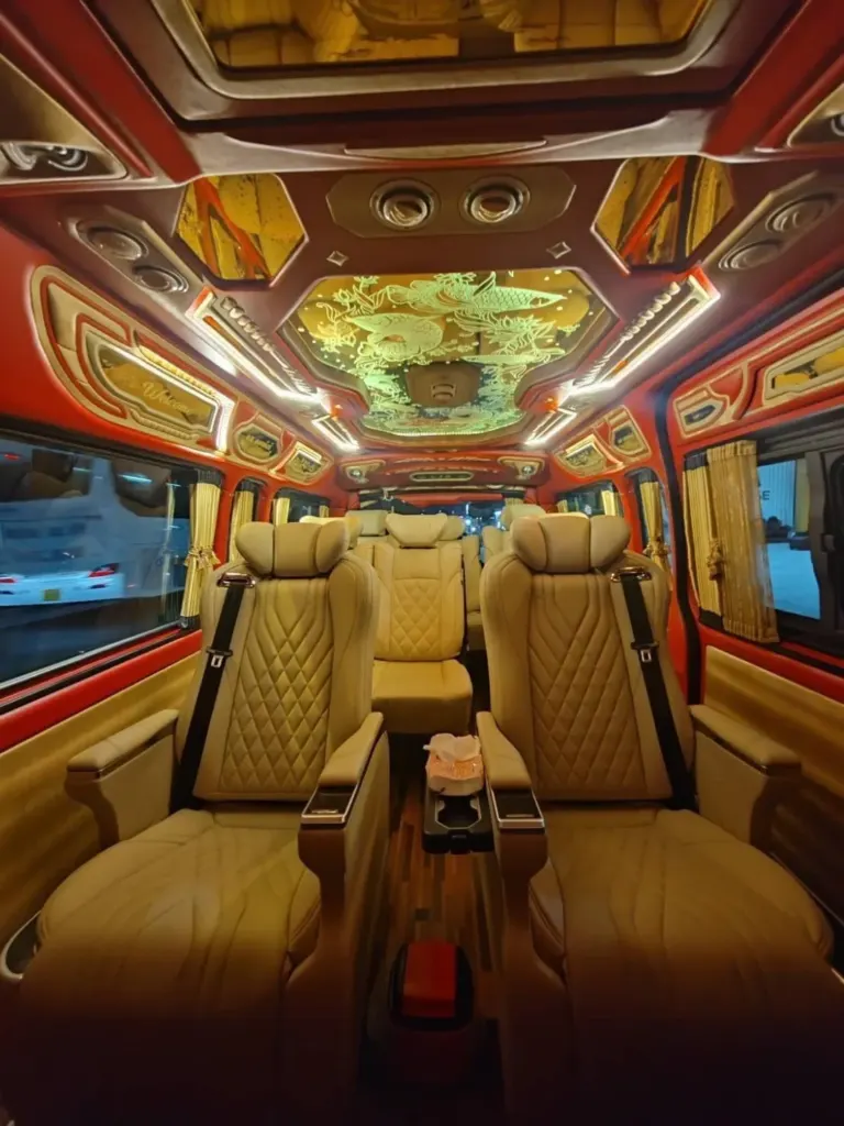 VIPバンの車内 レザーのキャプテンシートと間接照明